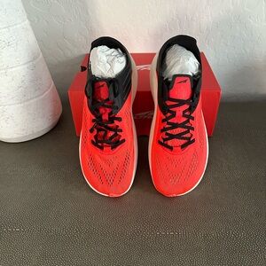 Altra Vanish Carbon Women’s in Coral and Black Size 9 NWT